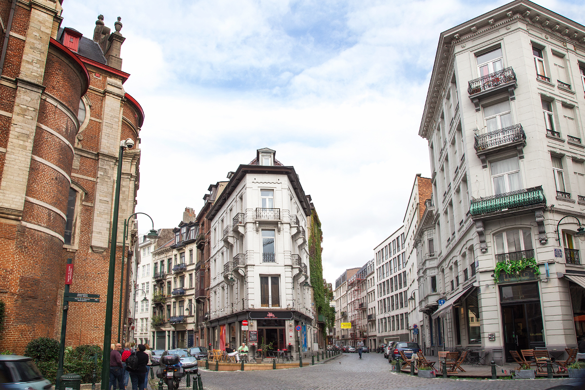 Известные улицы стран. Брюссель столица улочки. Бельгия Брюссель улицы. Брюссель (город и регион)доммаскикатясша. Брюссель архитектура.